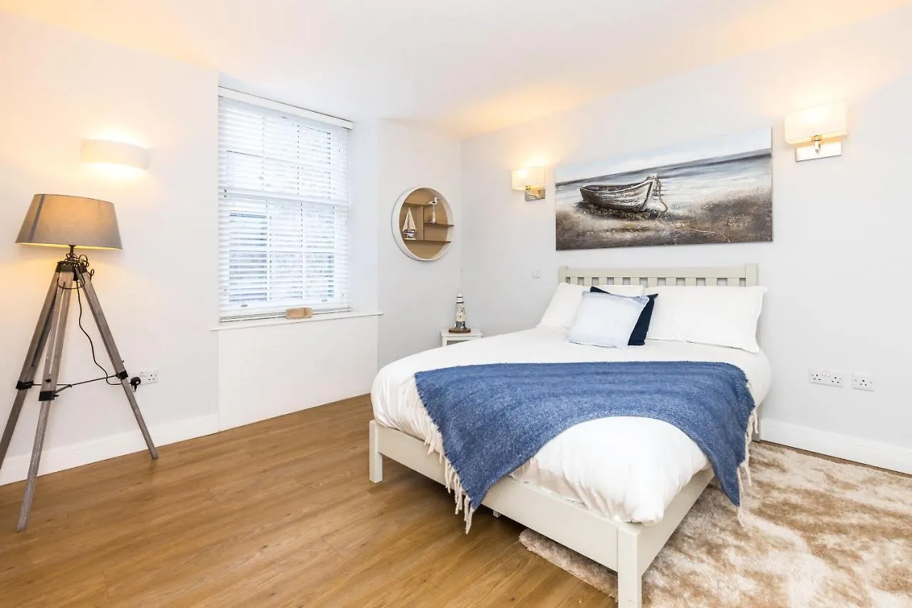 Luxury Modern 3 Bedroom Apartment In City Centre Edinburgh