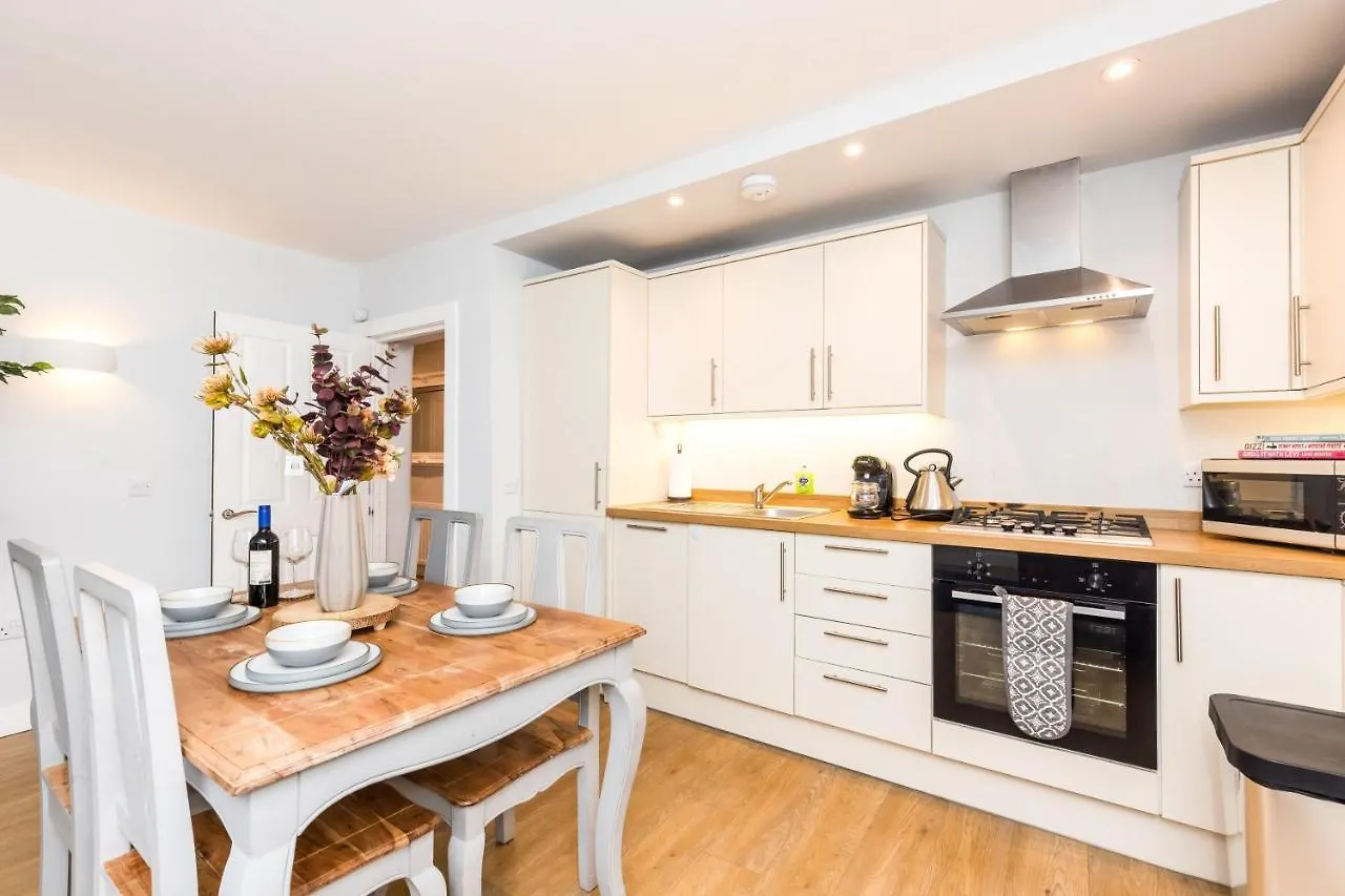 Luxury Modern 3 Bedroom Apartment In City Centre Edinburgh