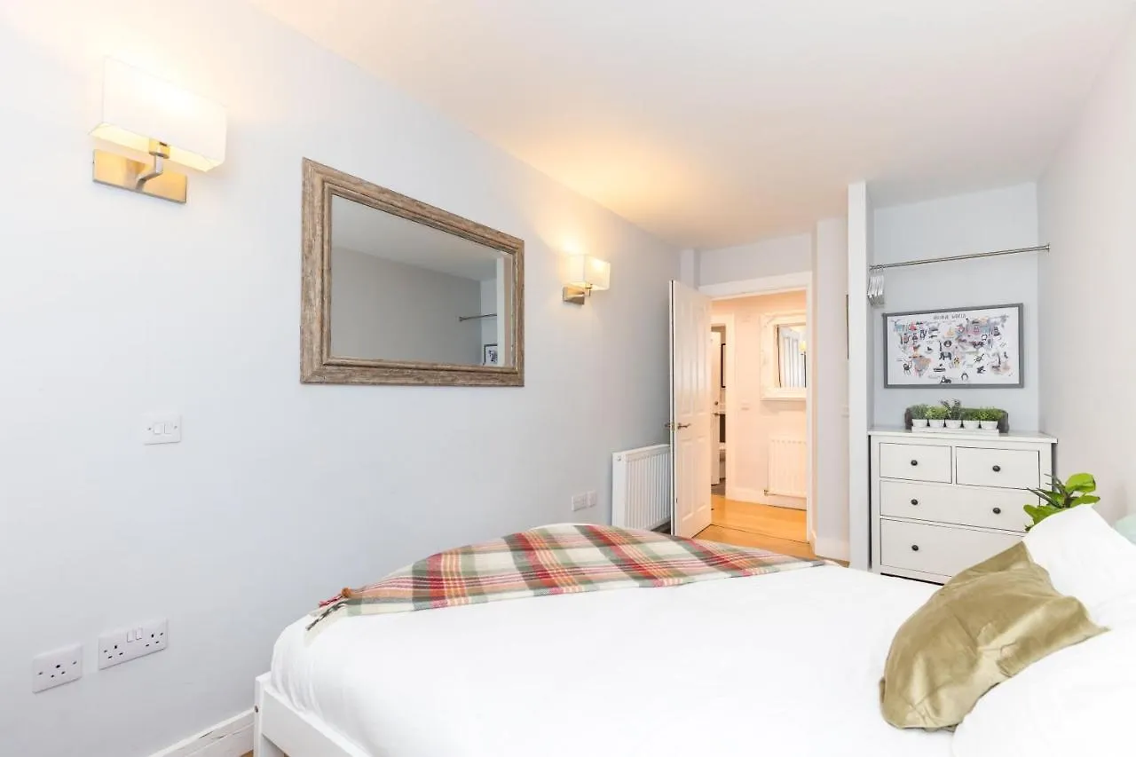 Luxury Modern 3 Bedroom Apartment In City Centre Edinburgh