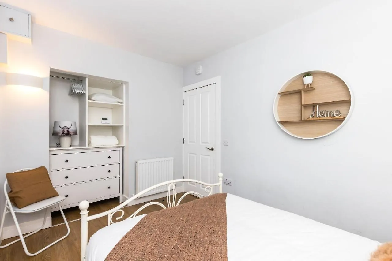 Luxury Modern 3 Bedroom Apartment In City Centre Edinburgh