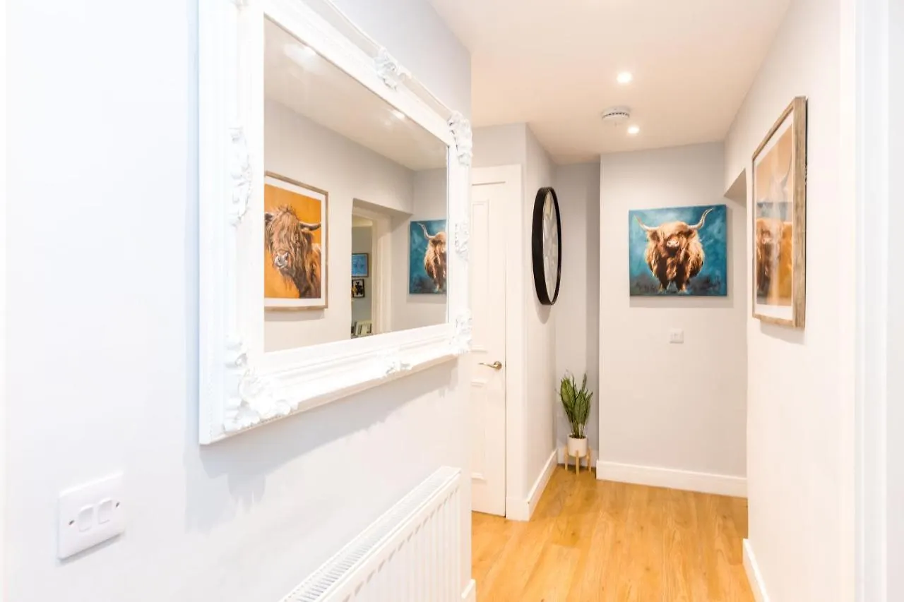 Luxury Modern 3 Bedroom Apartment In City Centre Edinburgh 0*,