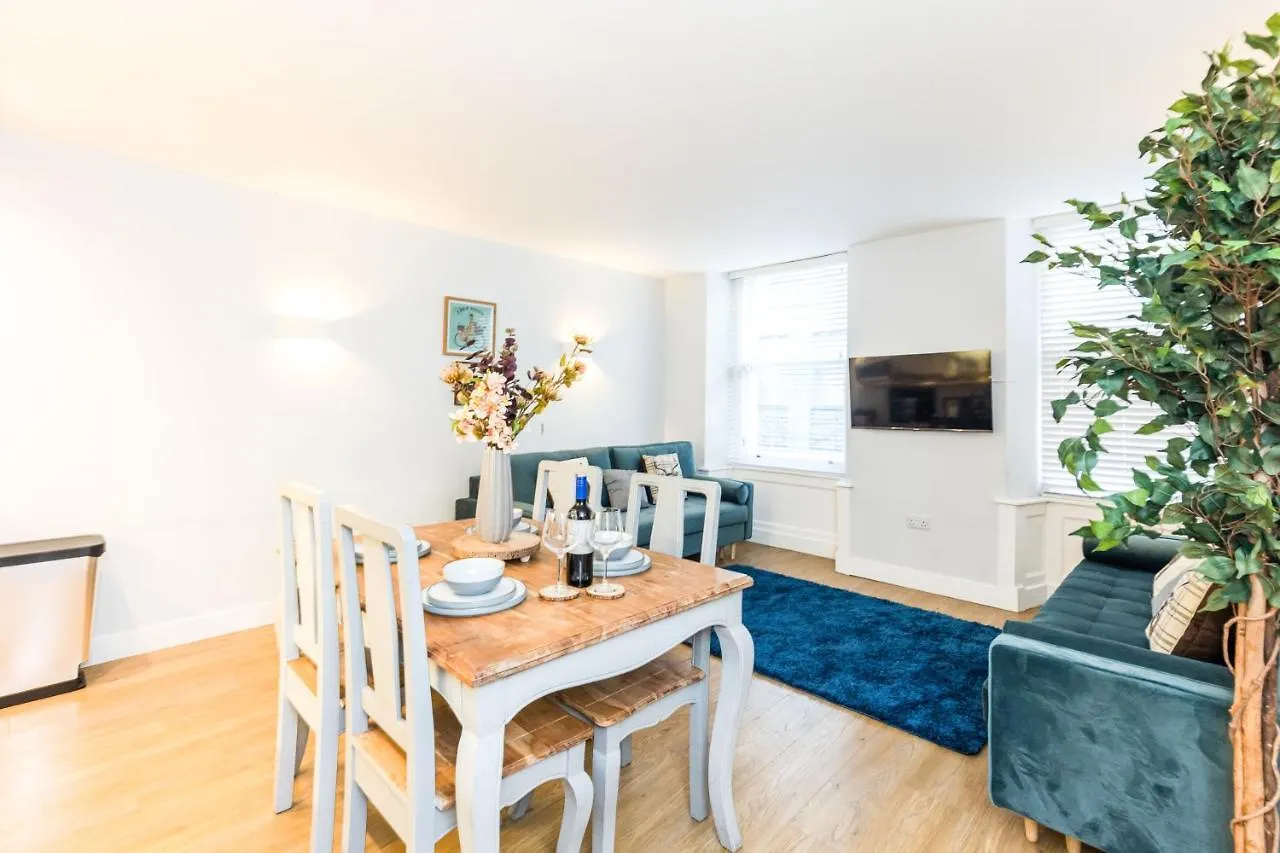 Luxury Modern 3 Bedroom Apartment In City Centre Edinburgh