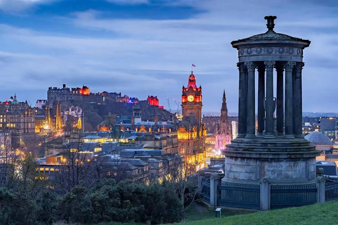 Luxury Modern 3 Bedroom Apartment In City Centre Edinburgh