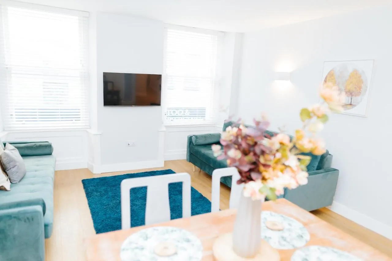 Luxury Modern 3 Bedroom Apartment In City Centre Edinburgh