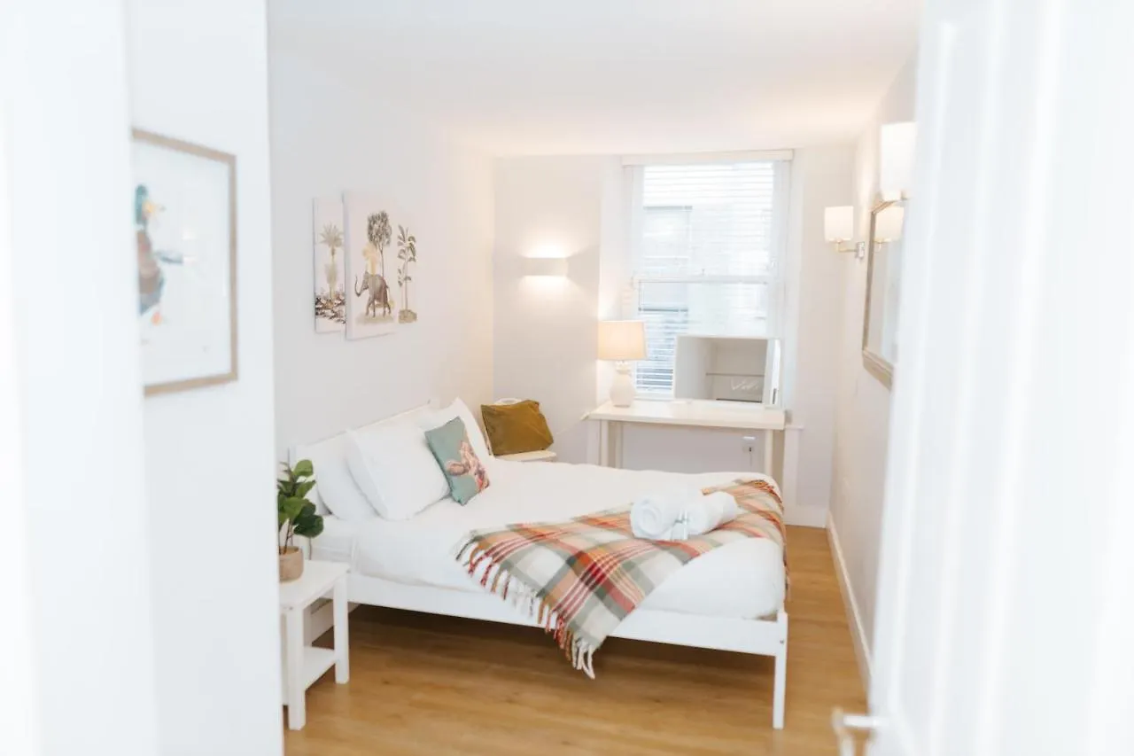 Luxury Modern 3 Bedroom Apartment In City Centre Edinburgh