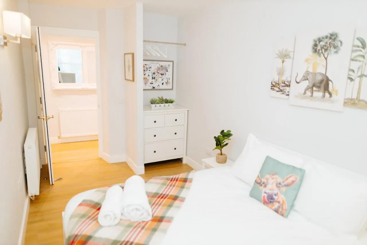 Luxury Modern 3 Bedroom Apartment In City Centre Edinburgh