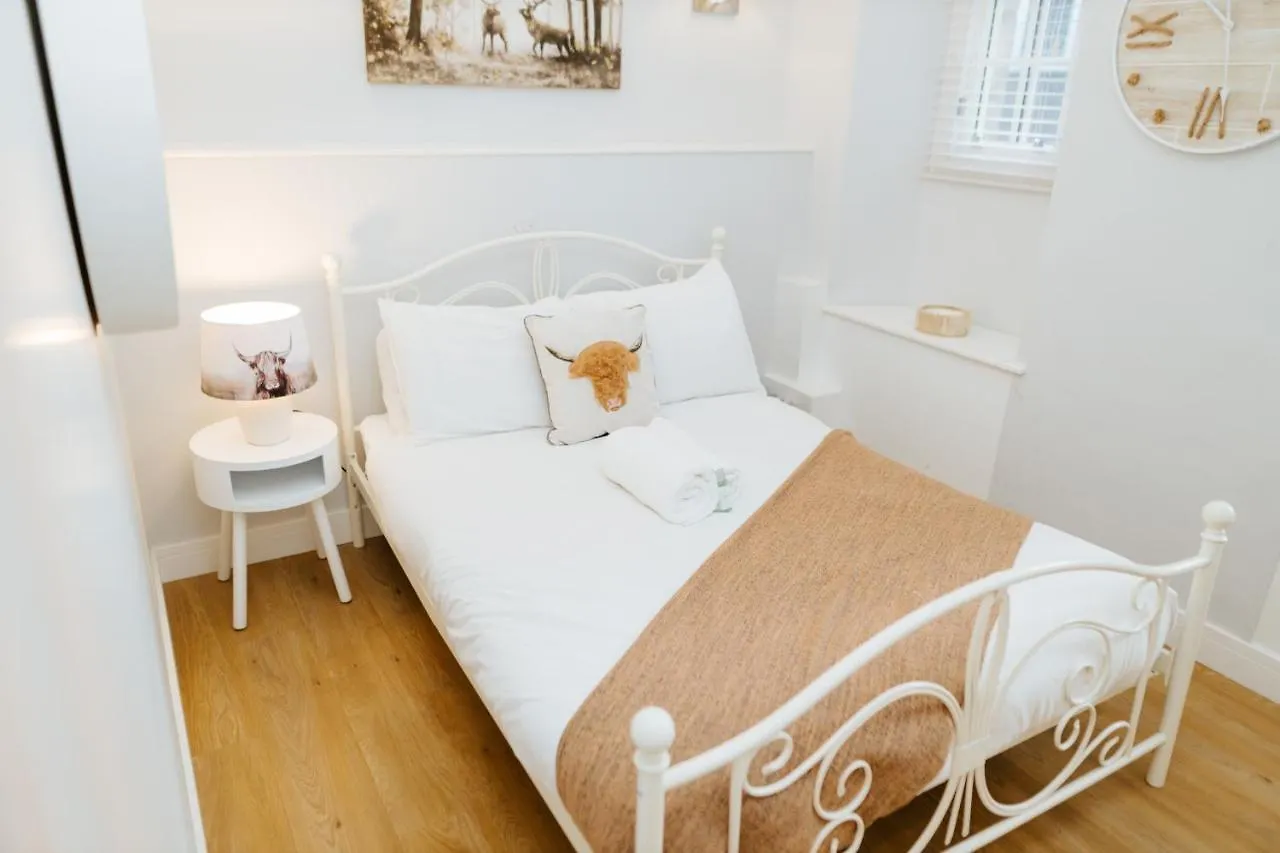 Luxury Modern 3 Bedroom Apartment In City Centre Edinburgh United Kingdom