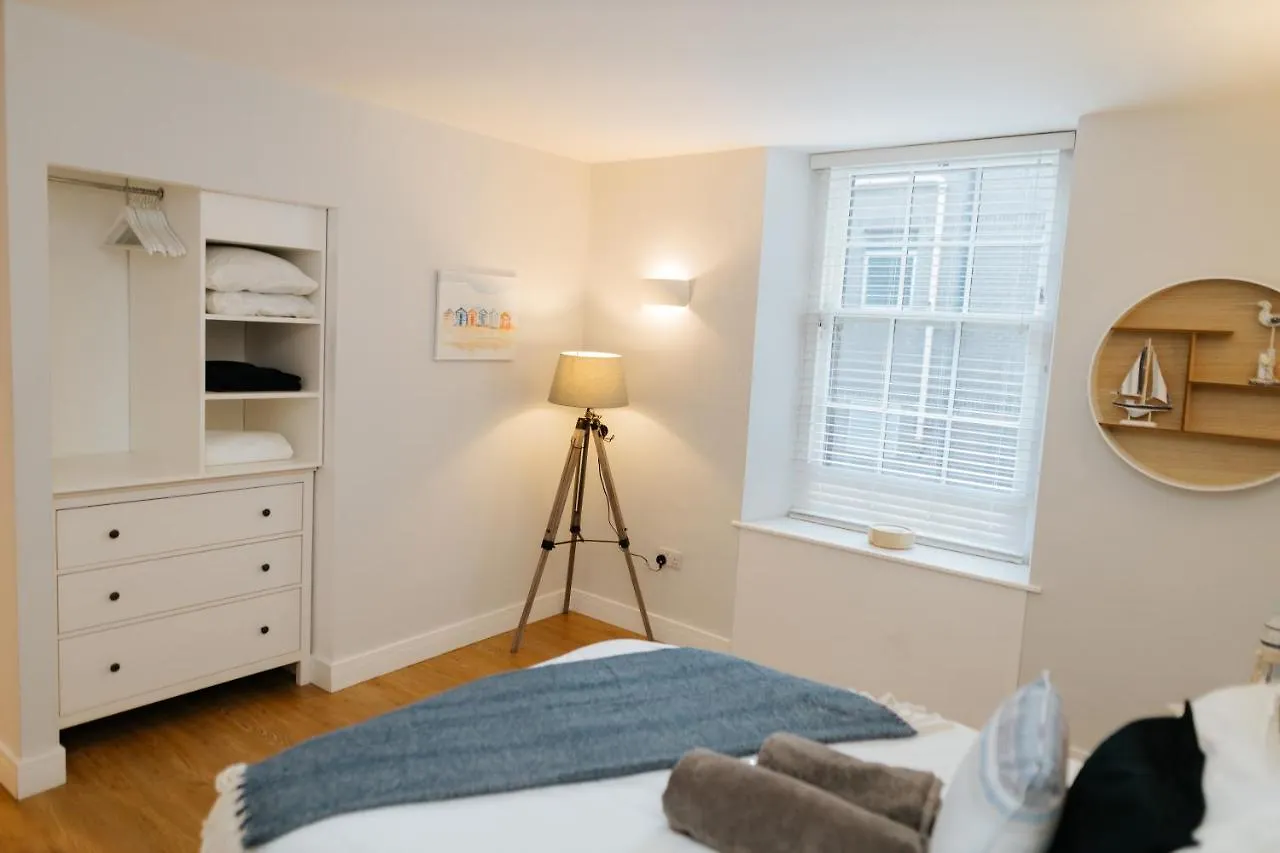 Luxury Modern 3 Bedroom Apartment In City Centre Edinburgh
