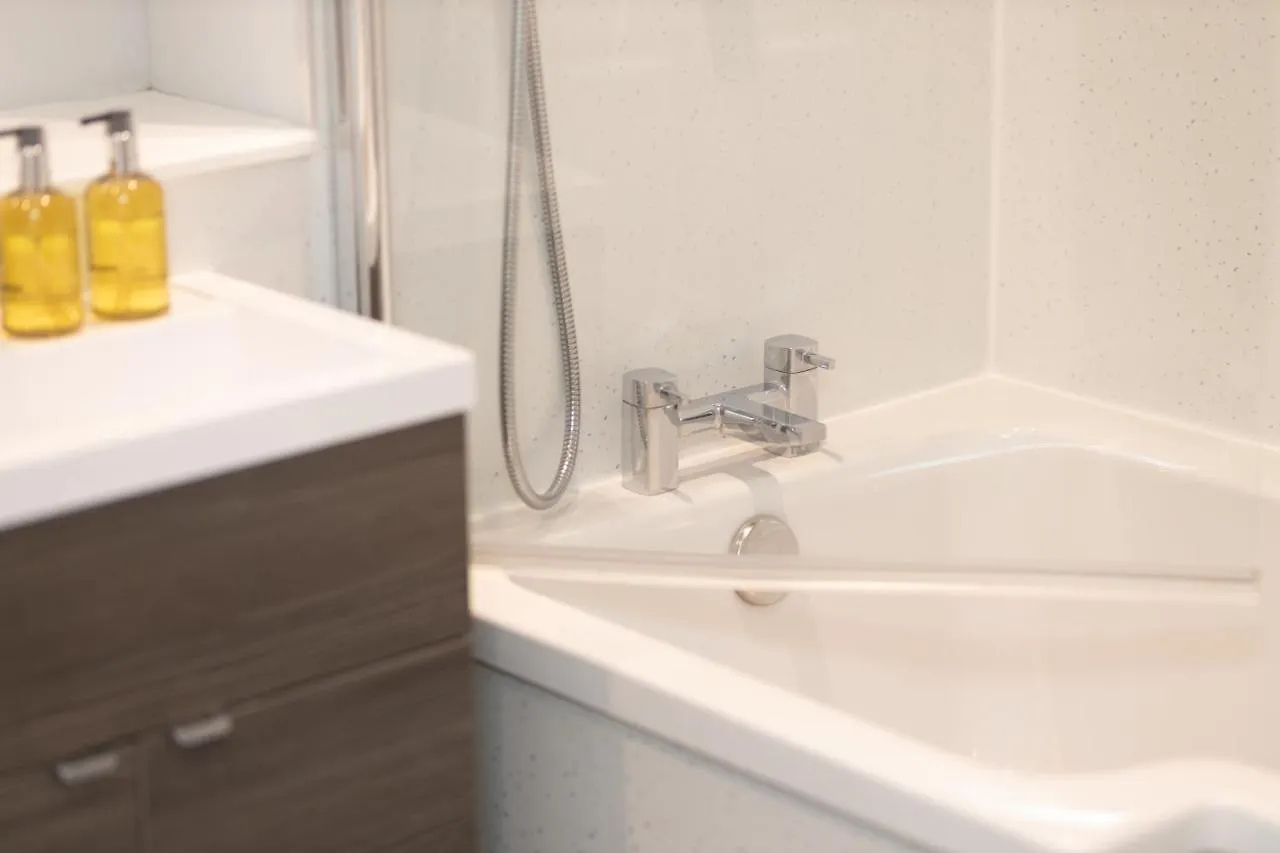 Luxury Modern 3 Bedroom Apartment In City Centre Edinburgh