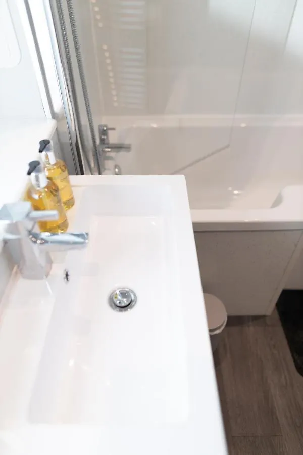 Luxury Modern 3 Bedroom Apartment In City Centre Edinburgh