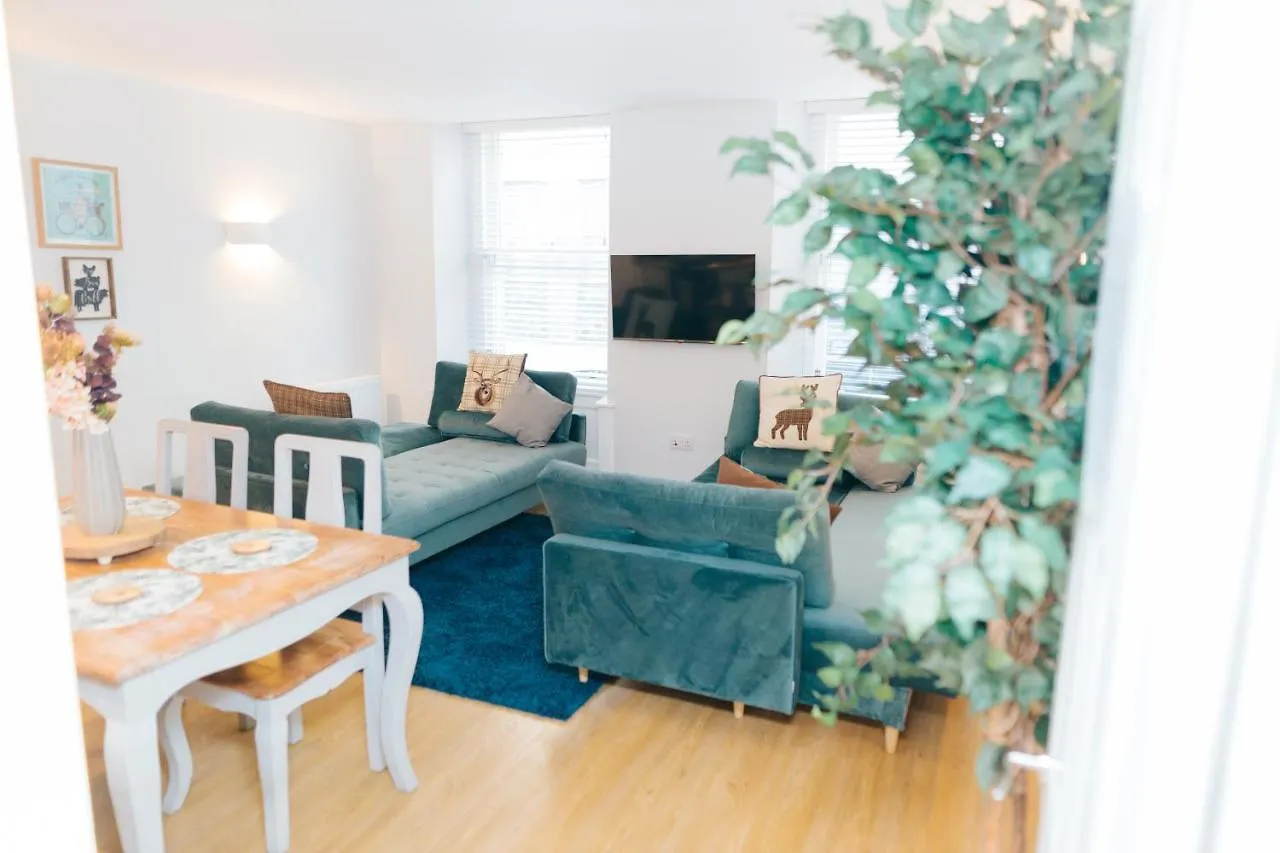 Luxury Modern 3 Bedroom Apartment In City Centre Edinburgh