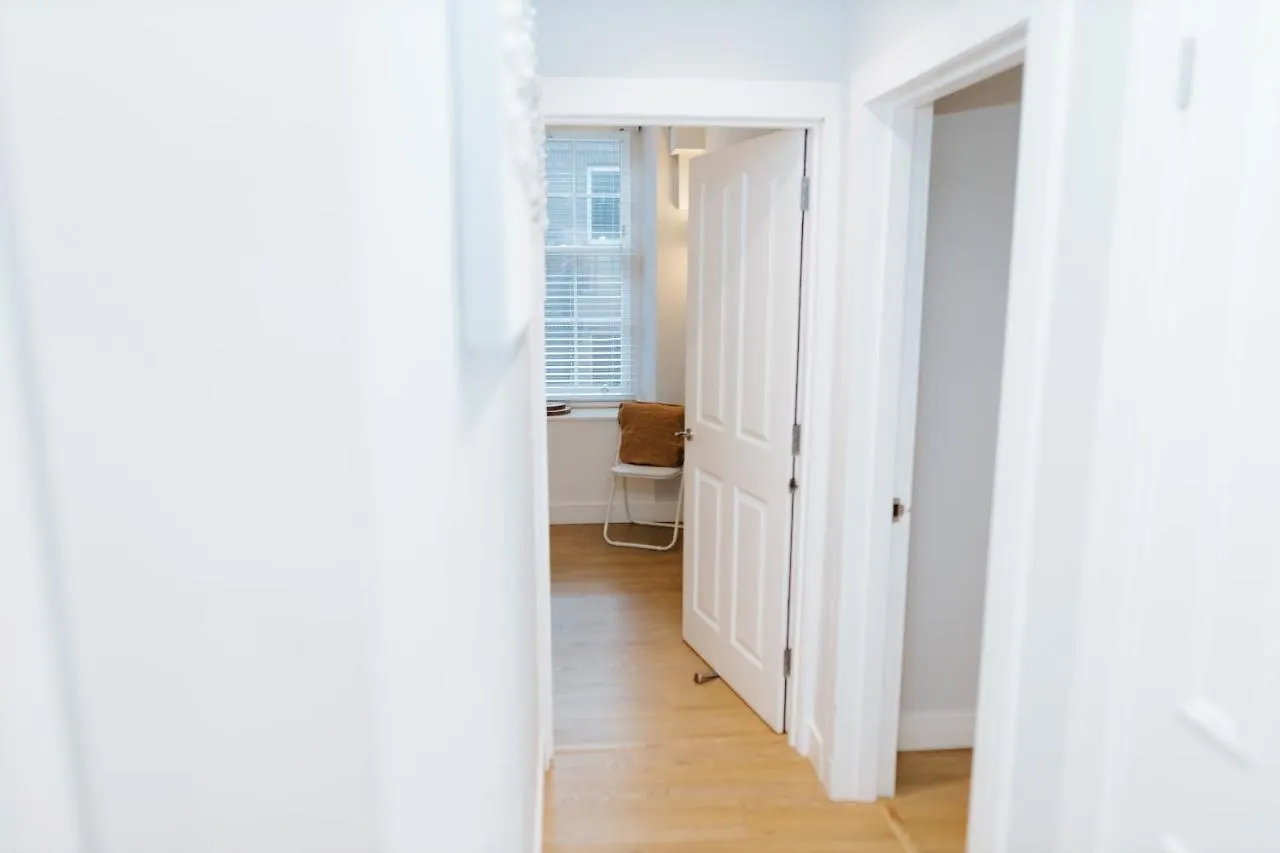 Luxury Modern 3 Bedroom Apartment In City Centre Edinburgh