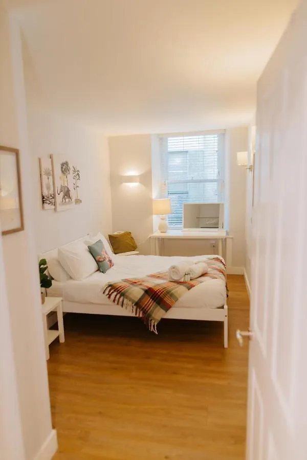 Luxury Modern 3 Bedroom Apartment In City Centre Edinburgh