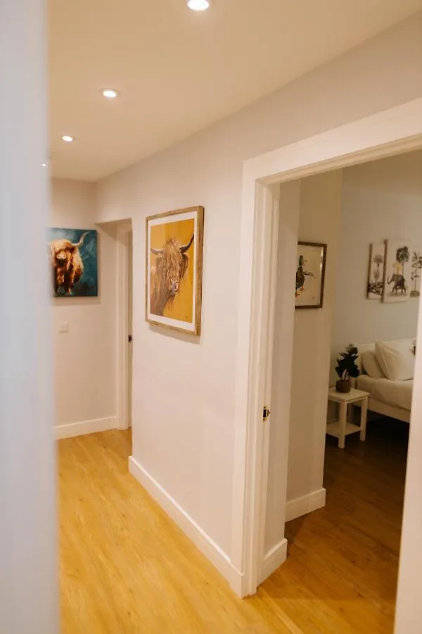 Luxury Modern 3 Bedroom Apartment In City Centre Edinburgh