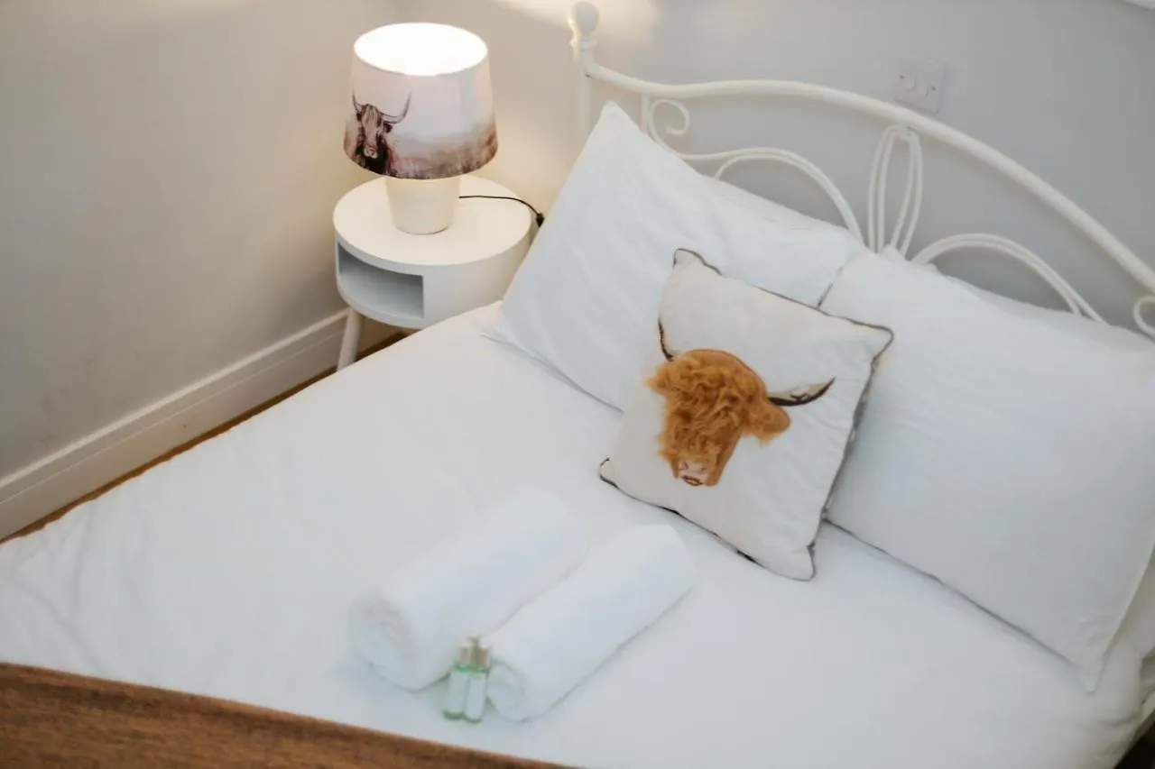 Luxury Modern 3 Bedroom Apartment In City Centre Edinburgh